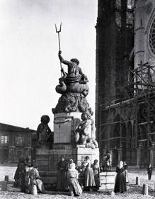 Imagen secundaria 2 - Arriba, y abajo a la derecha, en su ubicación ante la Catedral; abajo a la izquierda, en San Francisco.