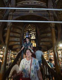 Imagen secundaria 2 - Varias fotografías de la librería Lello en 2016. 