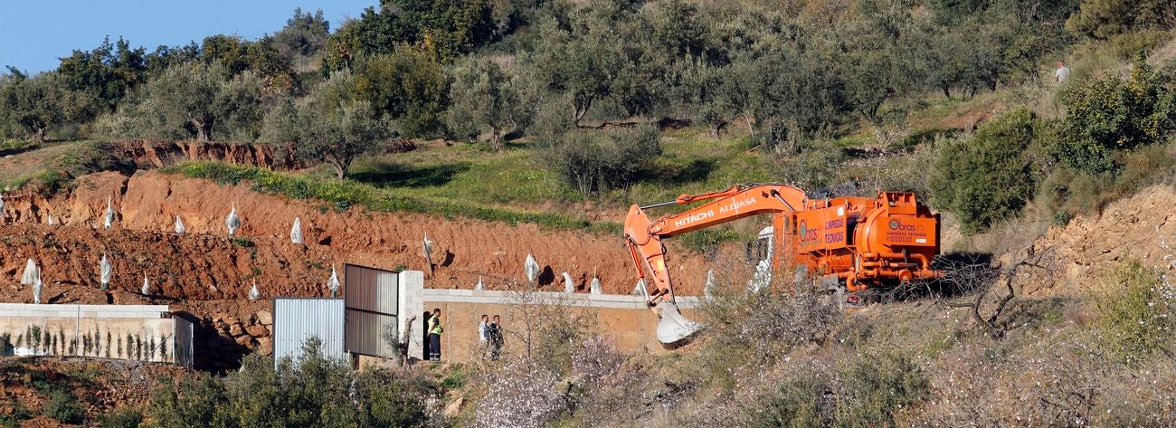 Bomberos y servicios de emergencia siguen tratando de rescatar al niño atrapado en un pozo en la localidad malagueña de Totalán.