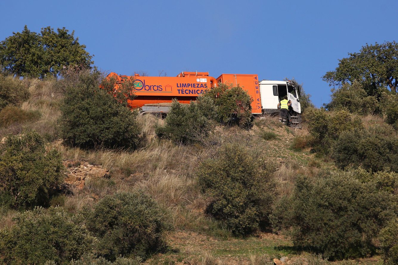 Bomberos y servicios de emergencia siguen tratando de rescatar al niño atrapado en un pozo en la localidad malagueña de Totalán.