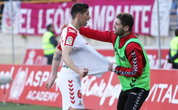 Yeray e Iván González celebran un gol.