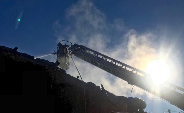 Bomberos actuando en el lugar del incendio.