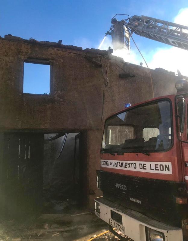 Efectivos de Bomberos en el lugar del incendio.