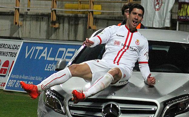 Yeray celebra uno de sus goles con la Cultural.