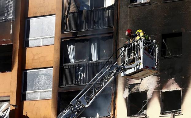Los bomberos actúan el pasado 5 de enero en el incendio del edificio de Badalona.