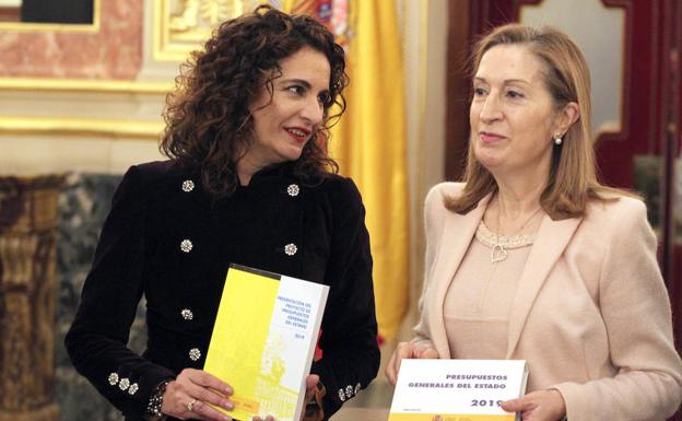 La ministra de Hacienda, María Jesús Montero, junto a la presidenta del Congreso de los Diputados, Ana Pastor, durante la presentación en el Congreso de los Diputados el proyecto de Ley de Presupuestos Generales del Estado para 2019. 