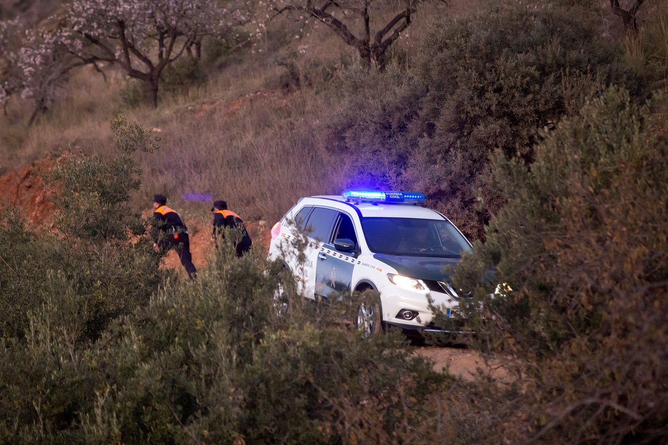 Bomberos y servicios de emergencia siguen tratando de rescatar al niño atrapado en un pozo en la localidad malagueña de Totalán.