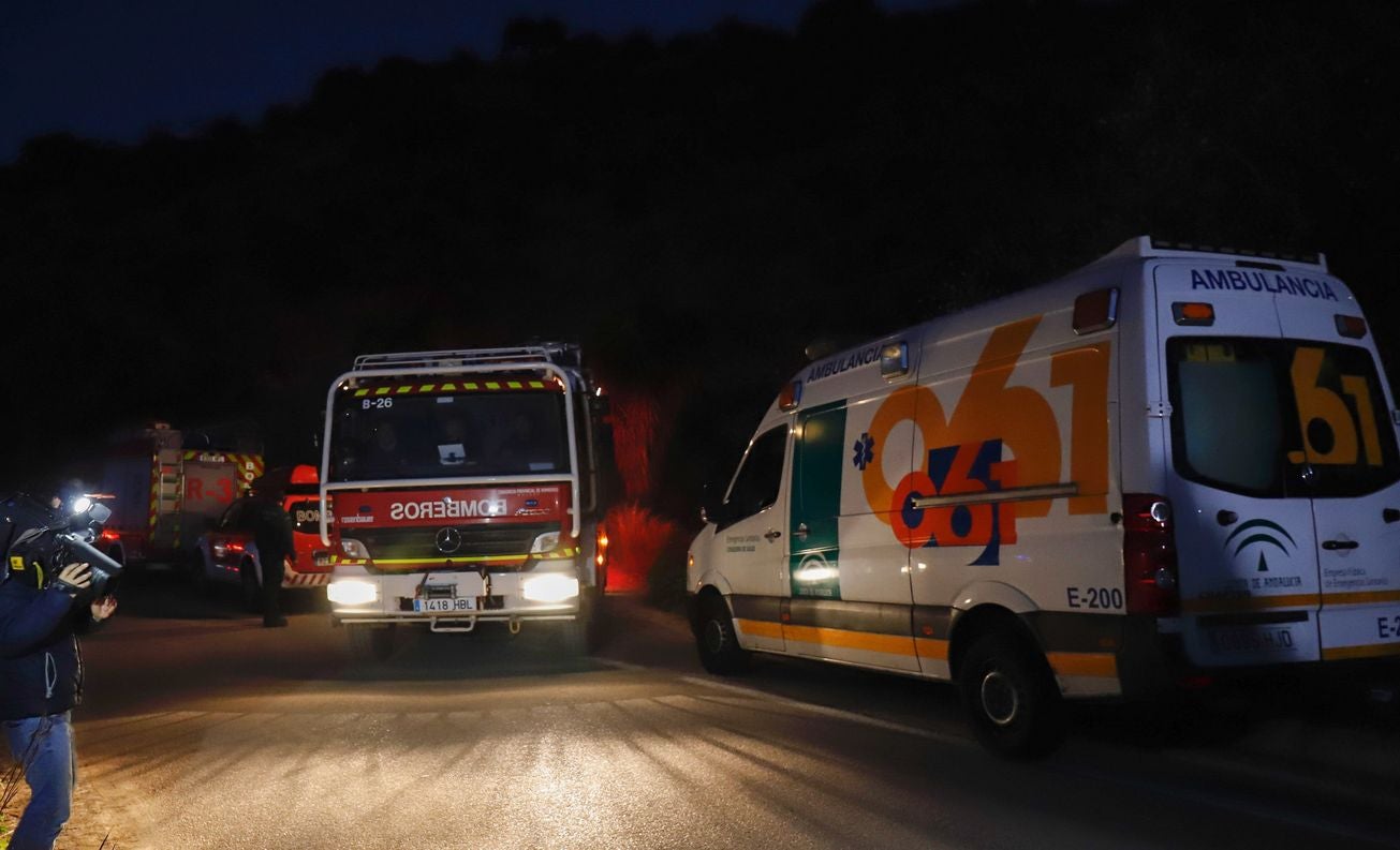 Bomberos y servicios de emergencia siguen tratando de rescatar al niño atrapado en un pozo en la localidad malagueña de Totalán.