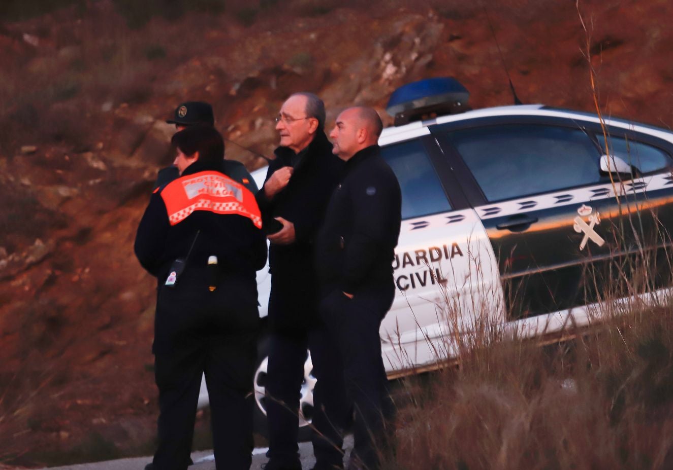 Bomberos y servicios de emergencia siguen tratando de rescatar al niño atrapado en un pozo en la localidad malagueña de Totalán.