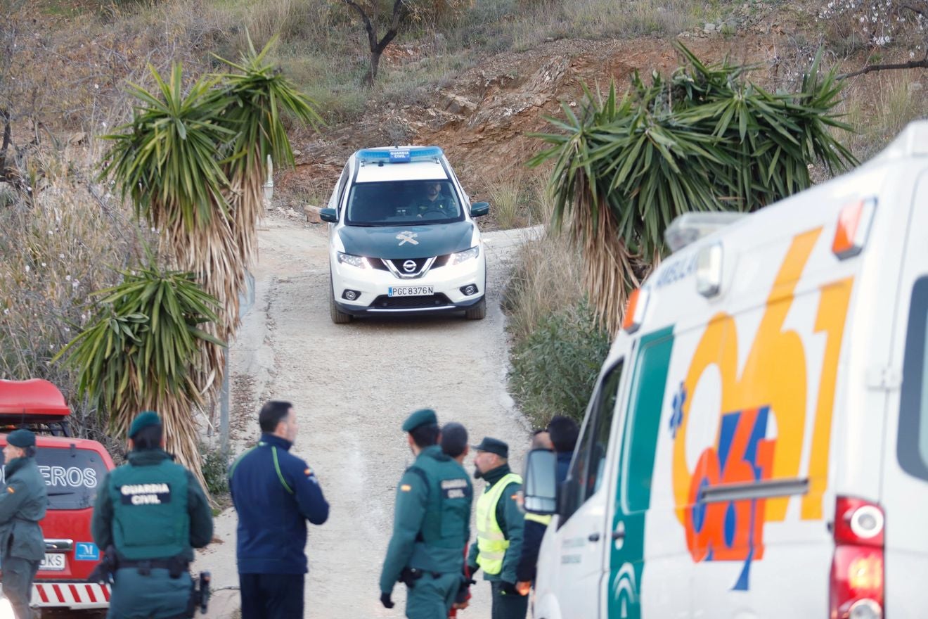 Bomberos y servicios de emergencia siguen tratando de rescatar al niño atrapado en un pozo en la localidad malagueña de Totalán.