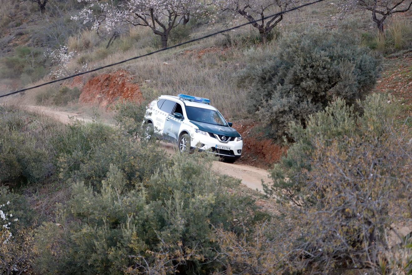 Bomberos y servicios de emergencia siguen tratando de rescatar al niño atrapado en un pozo en la localidad malagueña de Totalán.