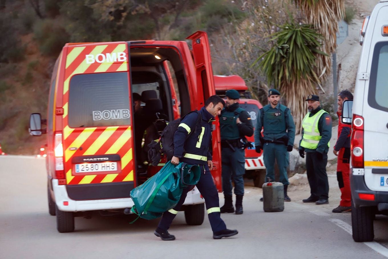 Bomberos y servicios de emergencia siguen tratando de rescatar al niño atrapado en un pozo en la localidad malagueña de Totalán.