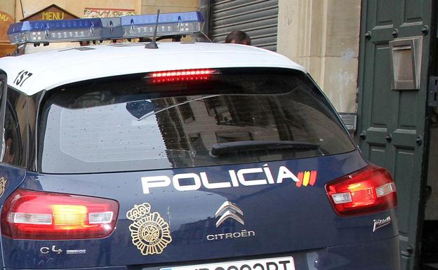 Imagen de un vehículo policial ante la Audicencia Provincial de León.