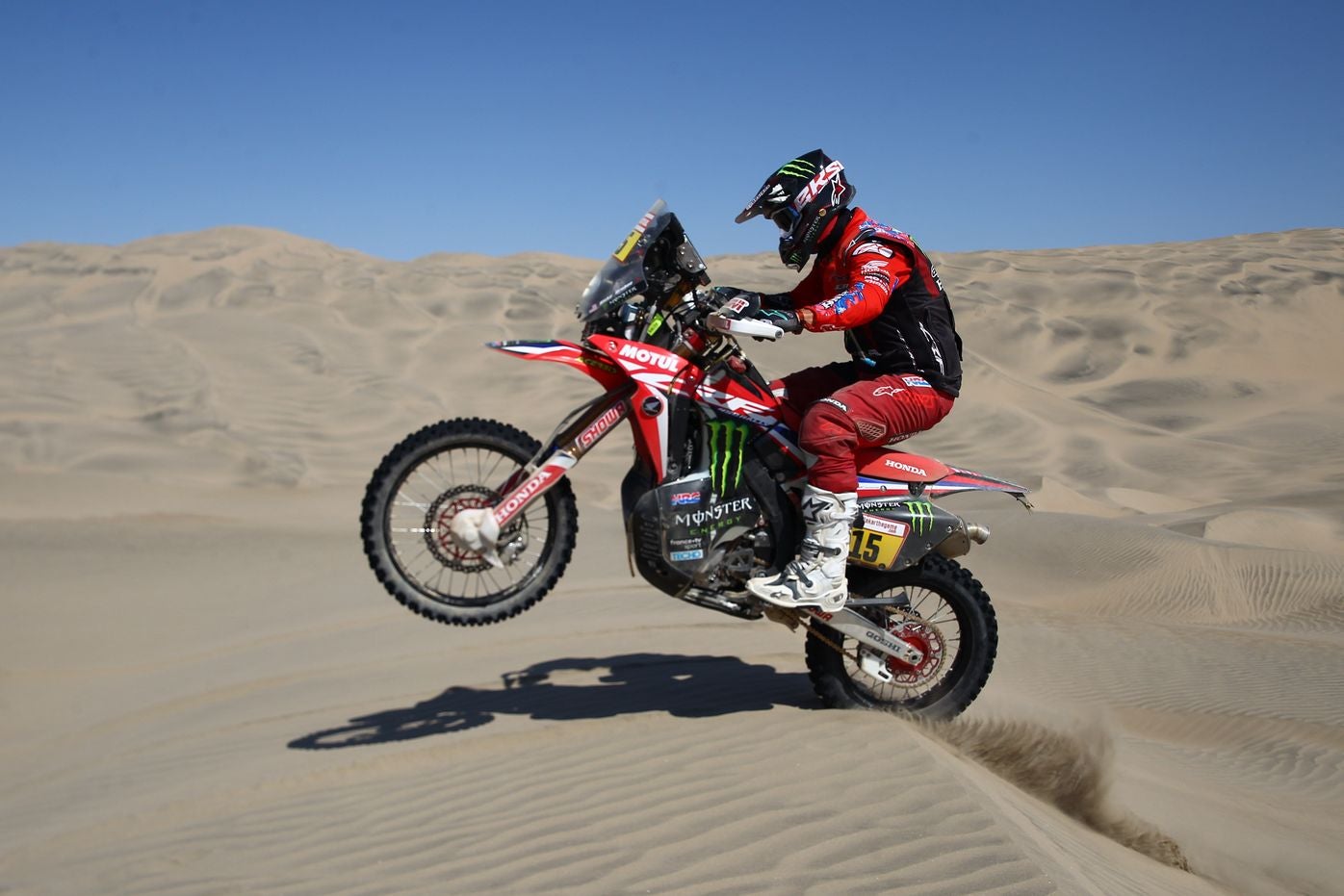 El estadounidense Ricky Brabec (Honda), líder del rally Dakar en motos, se quedó este martes fuera de carrera al romperse el motor de su moto durante la octava etapa, cuando intentaba defender la primera posición que tenía en la clasificación general.