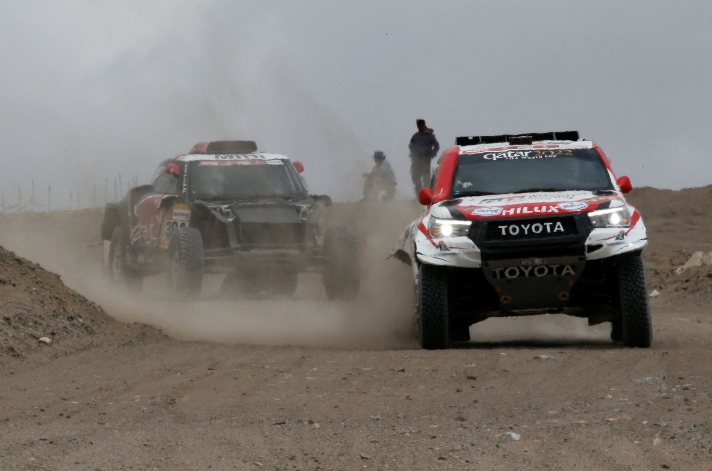 El estadounidense Ricky Brabec (Honda), líder del rally Dakar en motos, se quedó este martes fuera de carrera al romperse el motor de su moto durante la octava etapa, cuando intentaba defender la primera posición que tenía en la clasificación general.