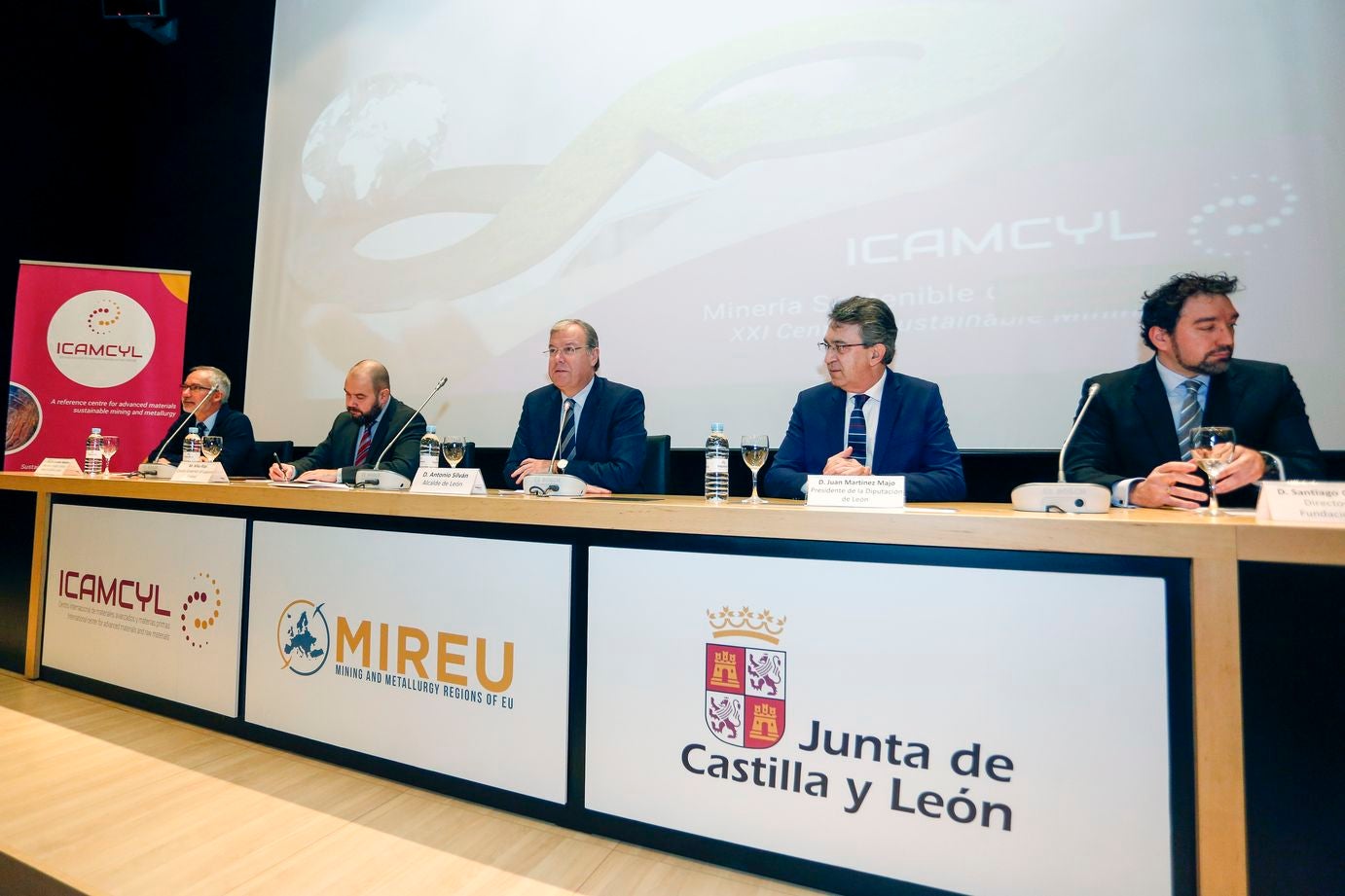 El alcalde de León, Antonio SIlván; el presidente de la DIputación, Juan Martínez Majo y el director general de Energía y Minas de la Junta, Ricardo González Mantero, entre otras autoridades, asisten a la jornada 'Gobernanza y políticas en las regiones europeas de los sectores minero y metalúrgico', organizada por la Fundación Icamcyl (Centro Internacional de Materiales Avanzados y Materias Primas de Castilla y León)