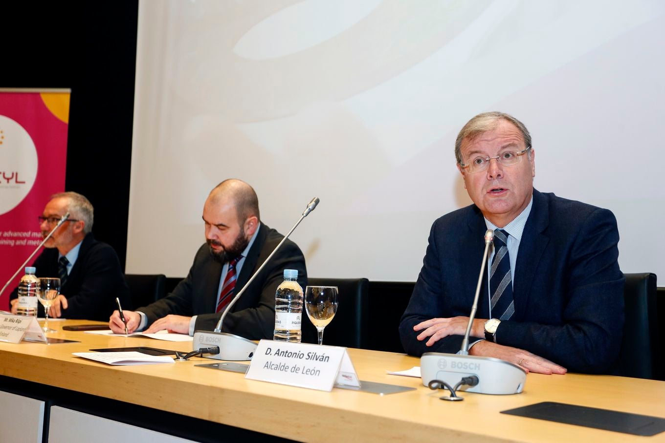 El alcalde de León, Antonio SIlván; el presidente de la DIputación, Juan Martínez Majo y el director general de Energía y Minas de la Junta, Ricardo González Mantero, entre otras autoridades, asisten a la jornada 'Gobernanza y políticas en las regiones europeas de los sectores minero y metalúrgico', organizada por la Fundación Icamcyl (Centro Internacional de Materiales Avanzados y Materias Primas de Castilla y León)