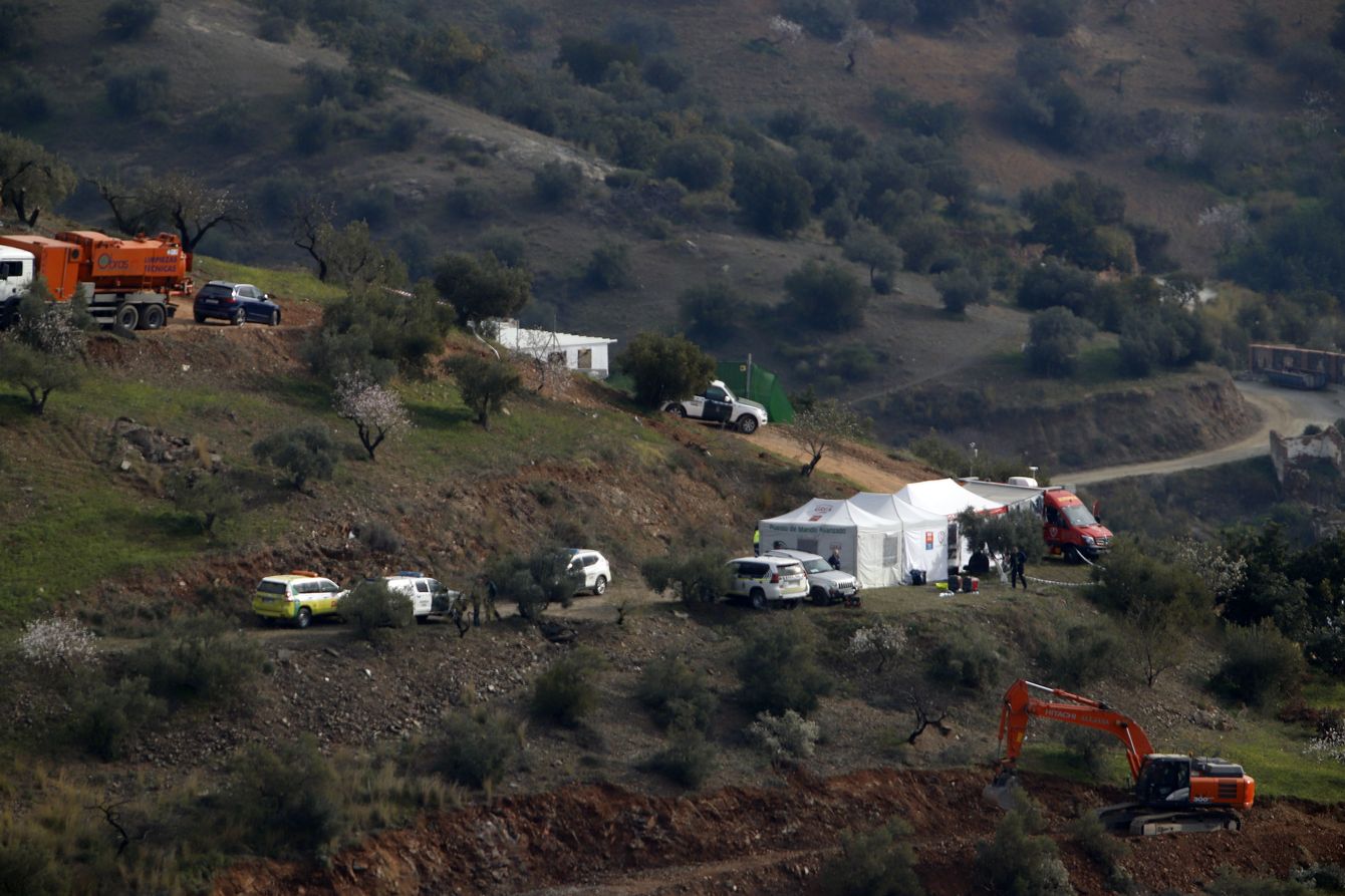 Los equipos de rescate que buscan a Julen, el niño que cayó a un pozo en la localidad malagueña de Totalán, han comenzado a abrir un túnel lateral y horizontal de entre 50 y 80 metros, aprovechando la pendiente de la montaña,