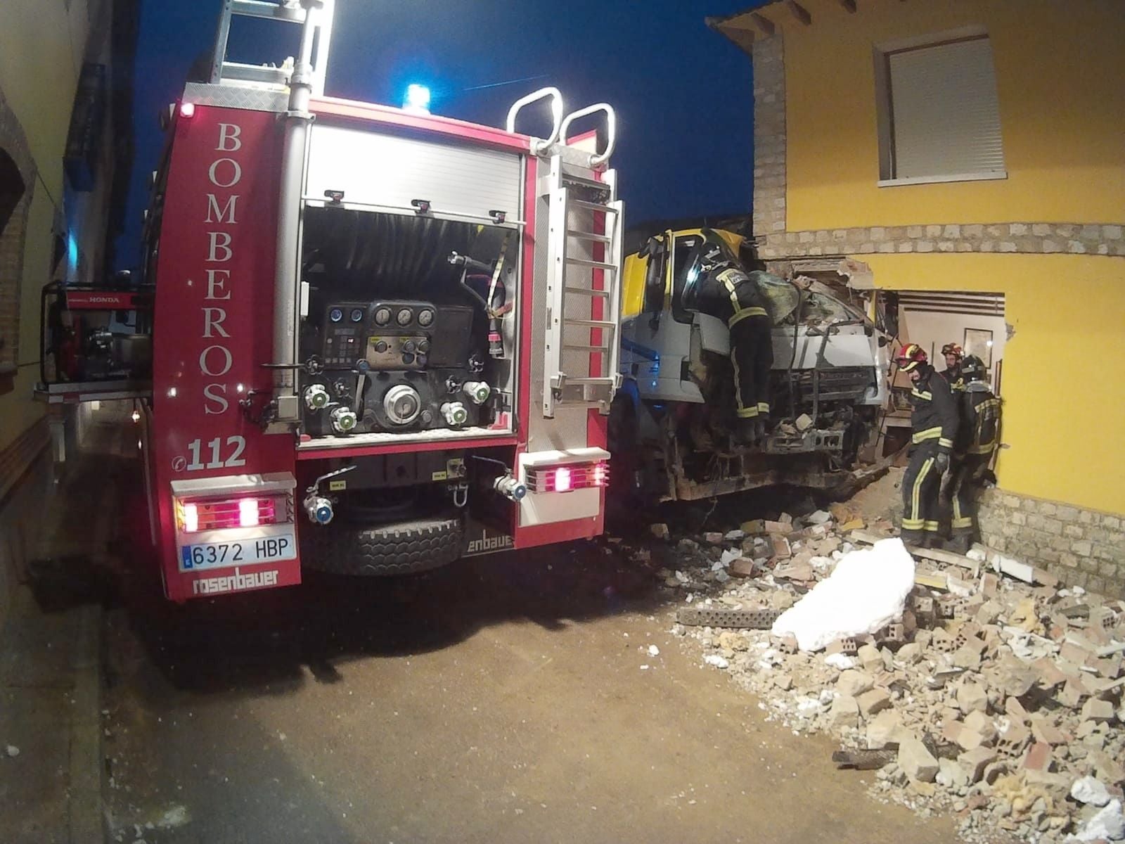 Una persona herida tras empotrarse un camión cisterna contra una vivienda en Calzada del Soto