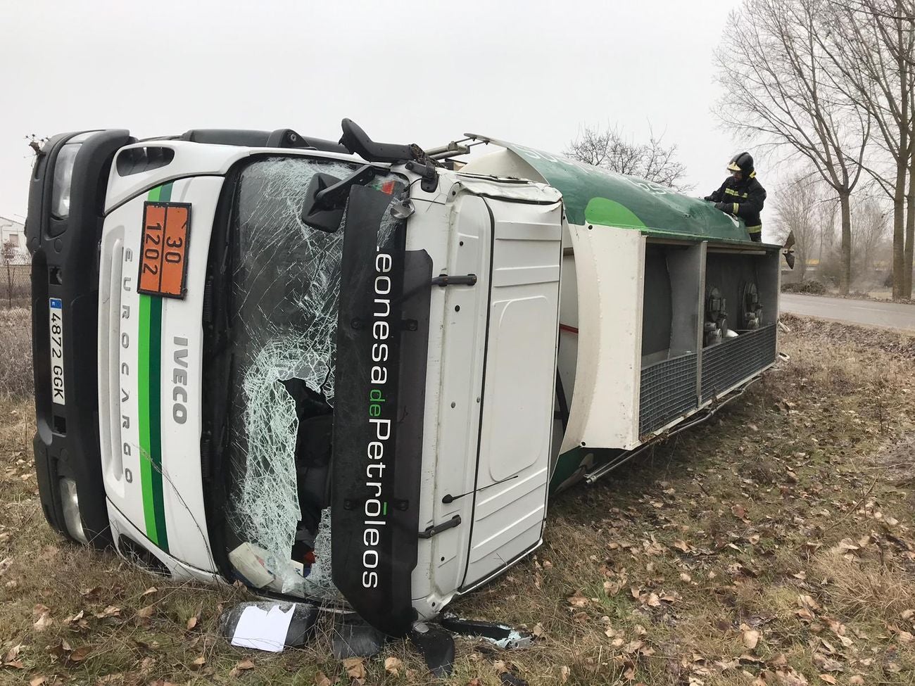 Numerosos accidentes, hasta una decena, han tenido lugar estemiércoles en diferentes puntos de la provincia de León. En la imagen, actuación de Bomberos en el accidente ocurrido en la localidad de Villarroañe