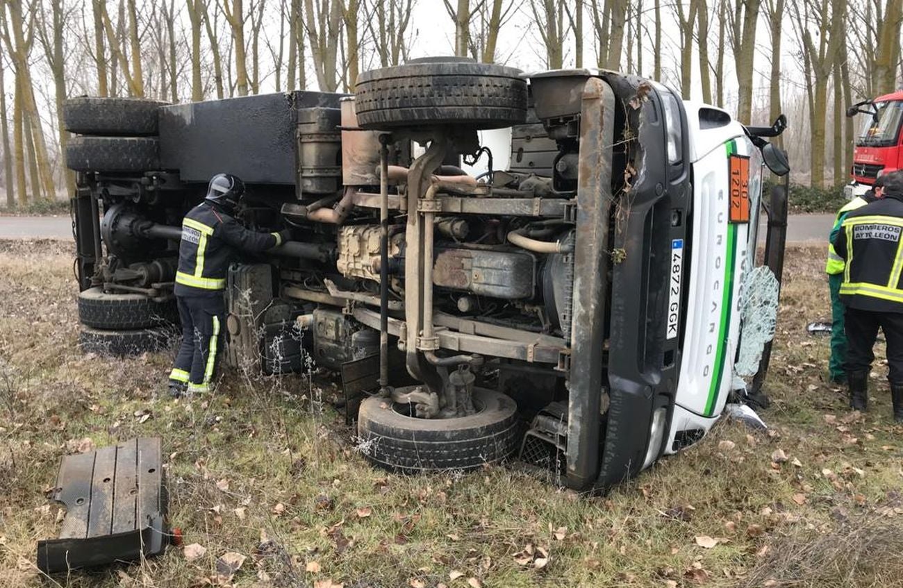 Numerosos accidentes, hasta una decena, han tenido lugar estemiércoles en diferentes puntos de la provincia de León. En la imagen, actuación de Bomberos en el accidente ocurrido en la localidad de Villarroañe