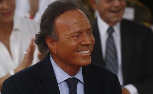 Aplazan el juicio de paternidad contra Julio Iglesias