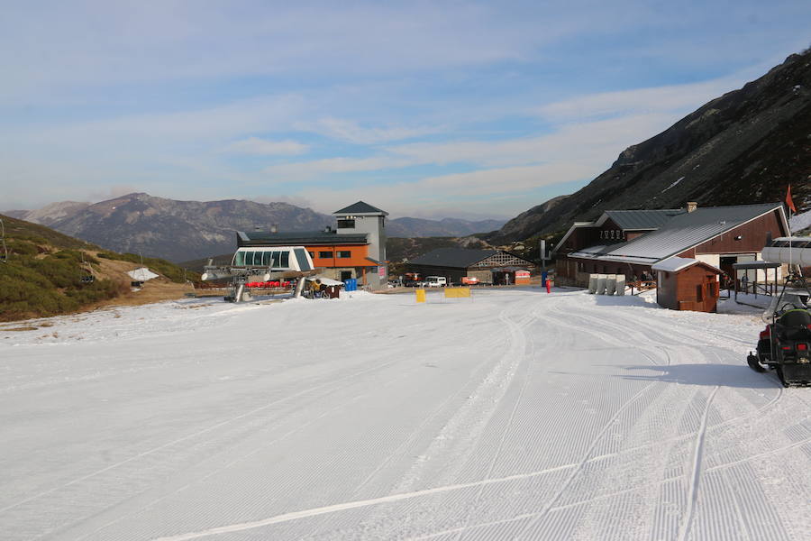 La estación ha comenzado, este miércoles, su temporada de esquí, con medio centenar de visitantes, tras mucho esfuerzo y con la ayuda de los cañones de nieve artificial 