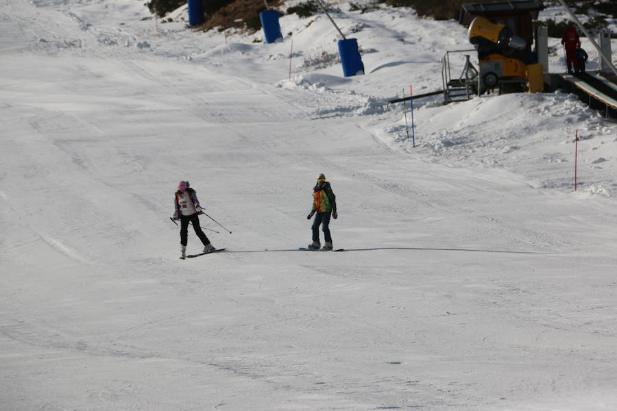 La estación ha comenzado, este miércoles, su temporada de esquí, con medio centenar de visitantes, tras mucho esfuerzo y con la ayuda de los cañones de nieve artificial 