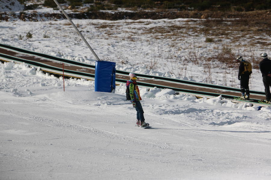 La estación ha comenzado, este miércoles, su temporada de esquí, con medio centenar de visitantes, tras mucho esfuerzo y con la ayuda de los cañones de nieve artificial 