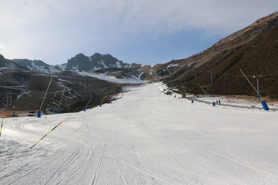 La estación ha comenzado, este miércoles, su temporada de esquí, con medio centenar de visitantes, tras mucho esfuerzo y con la ayuda de los cañones de nieve artificial 