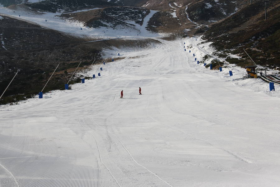 La estación ha comenzado, este miércoles, su temporada de esquí, con medio centenar de visitantes, tras mucho esfuerzo y con la ayuda de los cañones de nieve artificial 