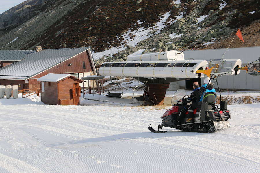 La estación ha comenzado, este miércoles, su temporada de esquí, con medio centenar de visitantes, tras mucho esfuerzo y con la ayuda de los cañones de nieve artificial 