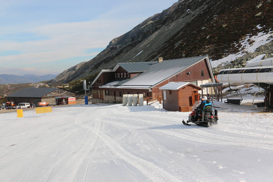 La estación ha comenzado, este miércoles, su temporada de esquí, con medio centenar de visitantes, tras mucho esfuerzo y con la ayuda de los cañones de nieve artificial 