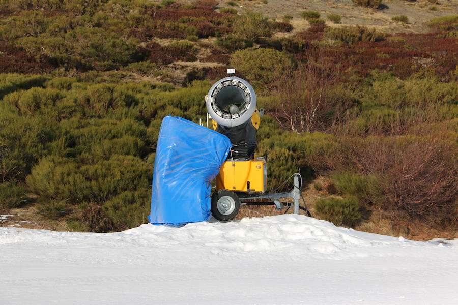 La estación ha comenzado, este miércoles, su temporada de esquí, con medio centenar de visitantes, tras mucho esfuerzo y con la ayuda de los cañones de nieve artificial 