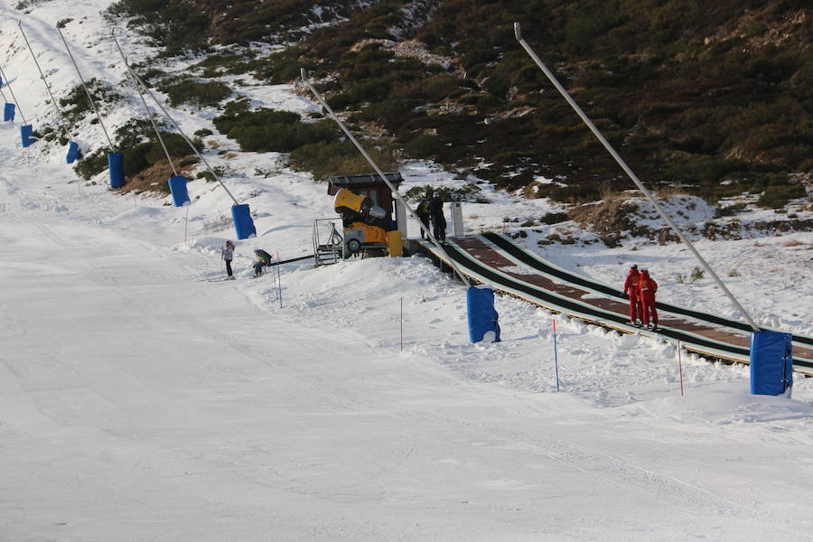 La estación ha comenzado, este miércoles, su temporada de esquí, con medio centenar de visitantes, tras mucho esfuerzo y con la ayuda de los cañones de nieve artificial 