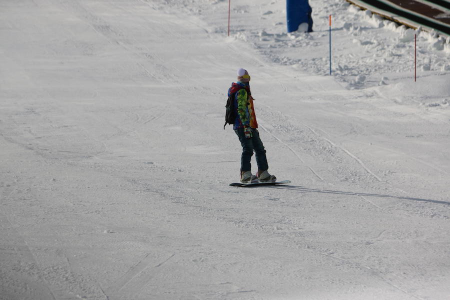 La estación ha comenzado, este miércoles, su temporada de esquí, con medio centenar de visitantes, tras mucho esfuerzo y con la ayuda de los cañones de nieve artificial 