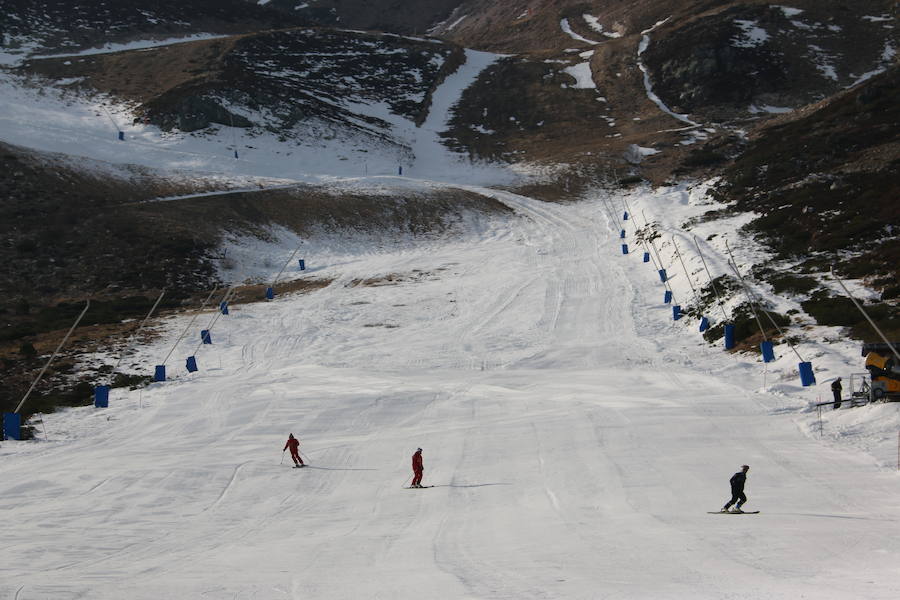 La estación ha comenzado, este miércoles, su temporada de esquí, con medio centenar de visitantes, tras mucho esfuerzo y con la ayuda de los cañones de nieve artificial 