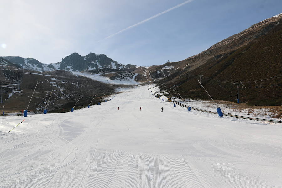 La estación ha comenzado, este miércoles, su temporada de esquí, con medio centenar de visitantes, tras mucho esfuerzo y con la ayuda de los cañones de nieve artificial 