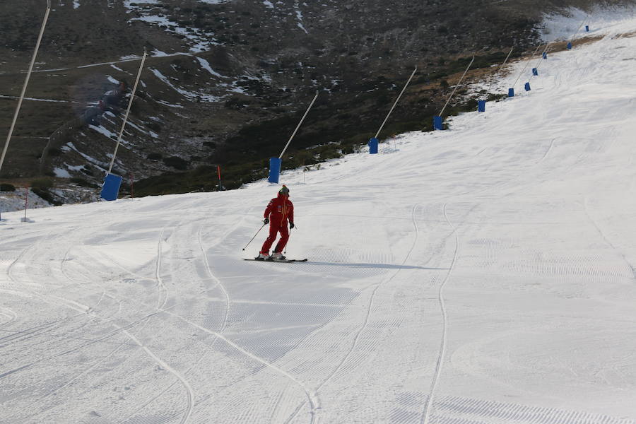 La estación ha comenzado, este miércoles, su temporada de esquí, con medio centenar de visitantes, tras mucho esfuerzo y con la ayuda de los cañones de nieve artificial 