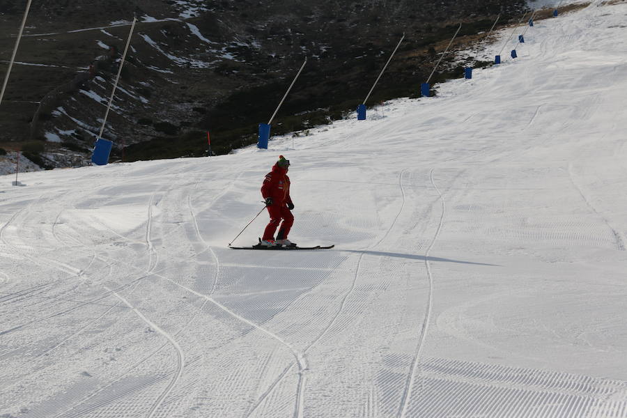 La estación ha comenzado, este miércoles, su temporada de esquí, con medio centenar de visitantes, tras mucho esfuerzo y con la ayuda de los cañones de nieve artificial 