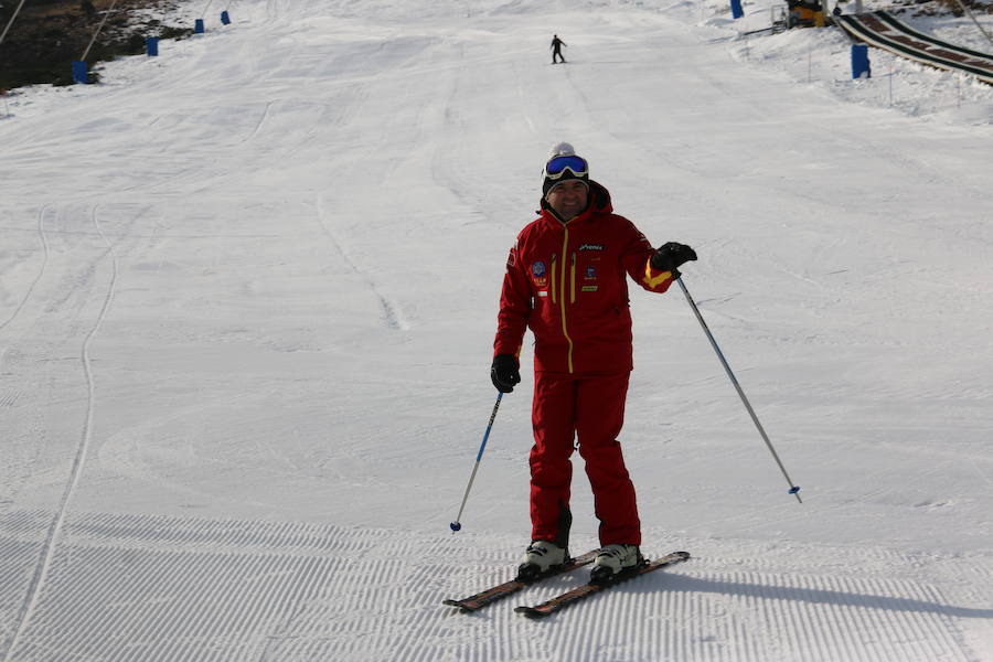 La estación ha comenzado, este miércoles, su temporada de esquí, con medio centenar de visitantes, tras mucho esfuerzo y con la ayuda de los cañones de nieve artificial 