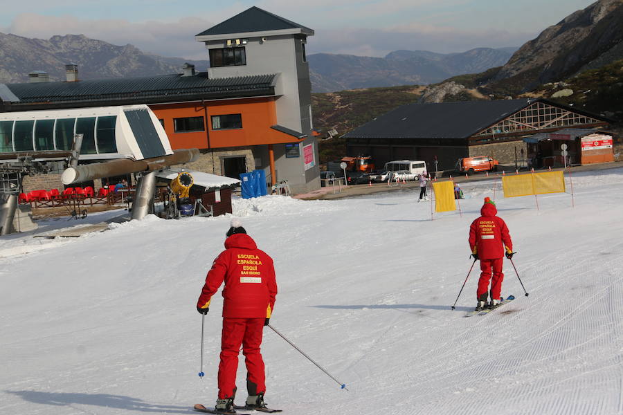 La estación ha comenzado, este miércoles, su temporada de esquí, con medio centenar de visitantes, tras mucho esfuerzo y con la ayuda de los cañones de nieve artificial 