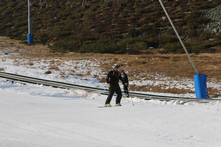 La estación ha comenzado, este miércoles, su temporada de esquí, con medio centenar de visitantes, tras mucho esfuerzo y con la ayuda de los cañones de nieve artificial 