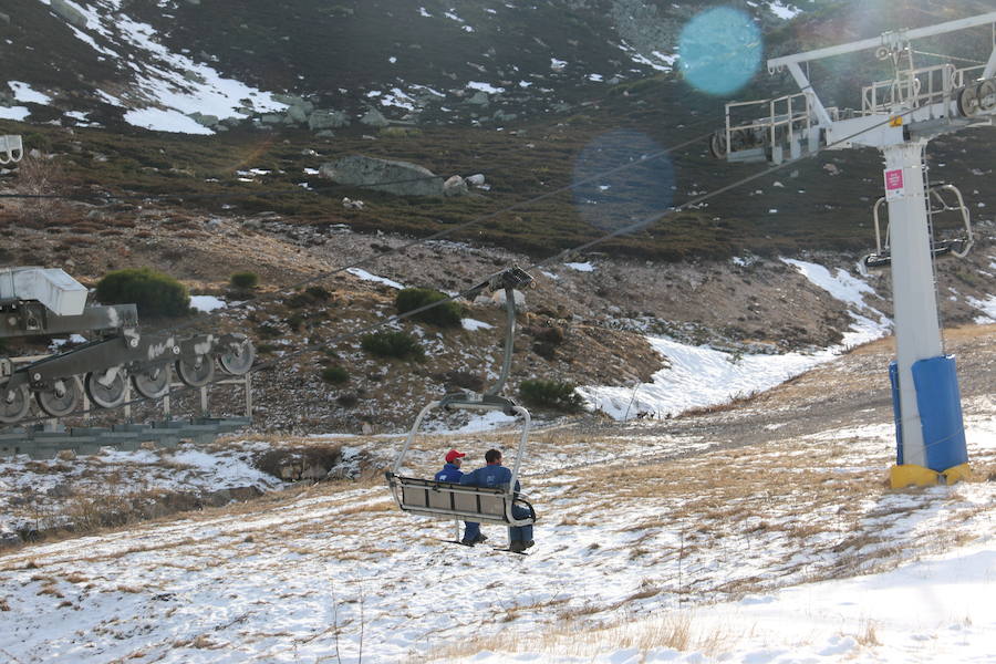 La estación ha comenzado, este miércoles, su temporada de esquí, con medio centenar de visitantes, tras mucho esfuerzo y con la ayuda de los cañones de nieve artificial 