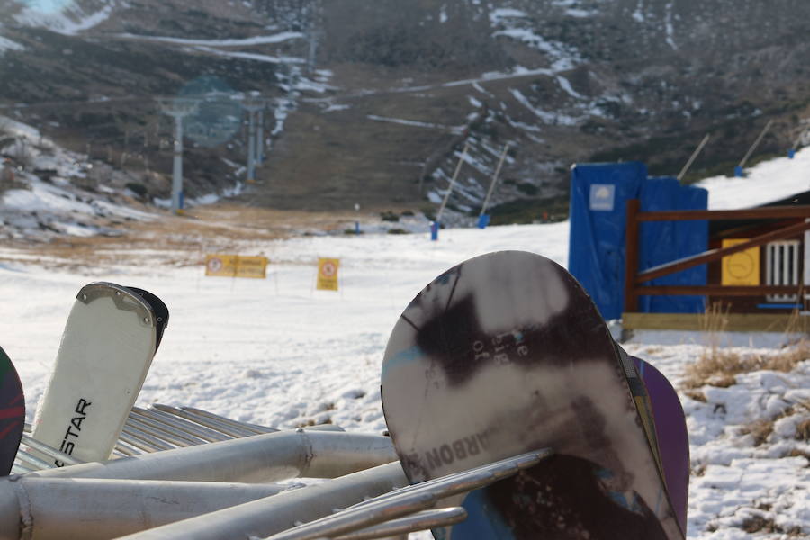 La estación ha comenzado, este miércoles, su temporada de esquí, con medio centenar de visitantes, tras mucho esfuerzo y con la ayuda de los cañones de nieve artificial 