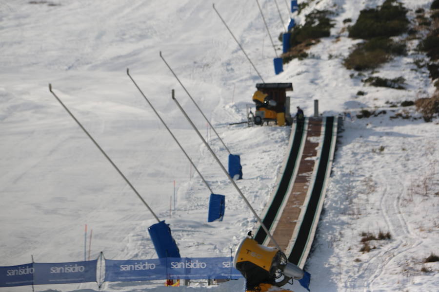 La estación ha comenzado, este miércoles, su temporada de esquí, con medio centenar de visitantes, tras mucho esfuerzo y con la ayuda de los cañones de nieve artificial 