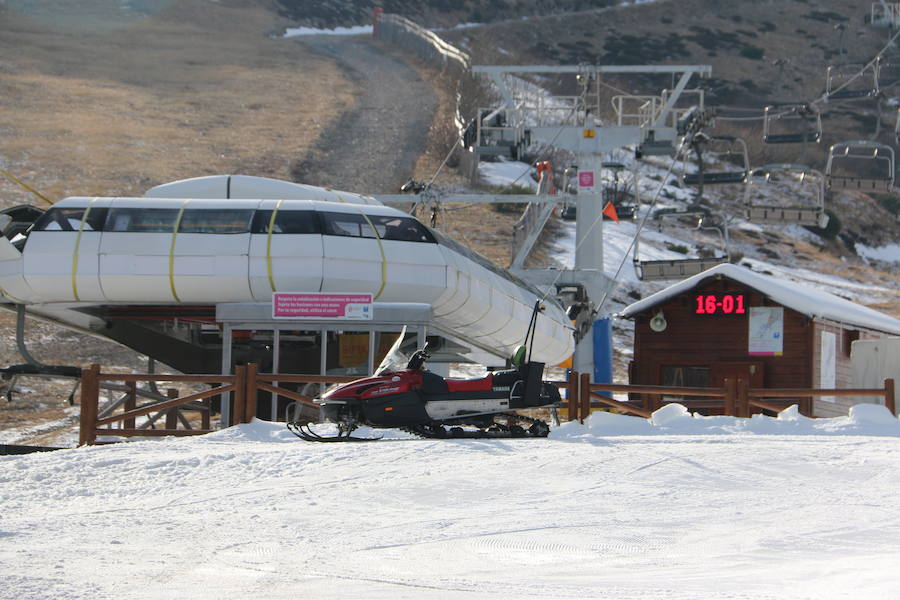 La estación ha comenzado, este miércoles, su temporada de esquí, con medio centenar de visitantes, tras mucho esfuerzo y con la ayuda de los cañones de nieve artificial 