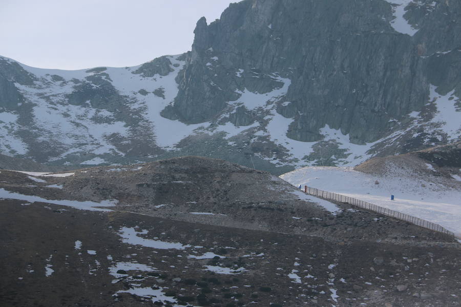 La estación ha comenzado, este miércoles, su temporada de esquí, con medio centenar de visitantes, tras mucho esfuerzo y con la ayuda de los cañones de nieve artificial 