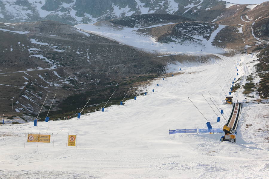 La estación ha comenzado, este miércoles, su temporada de esquí, con medio centenar de visitantes, tras mucho esfuerzo y con la ayuda de los cañones de nieve artificial 