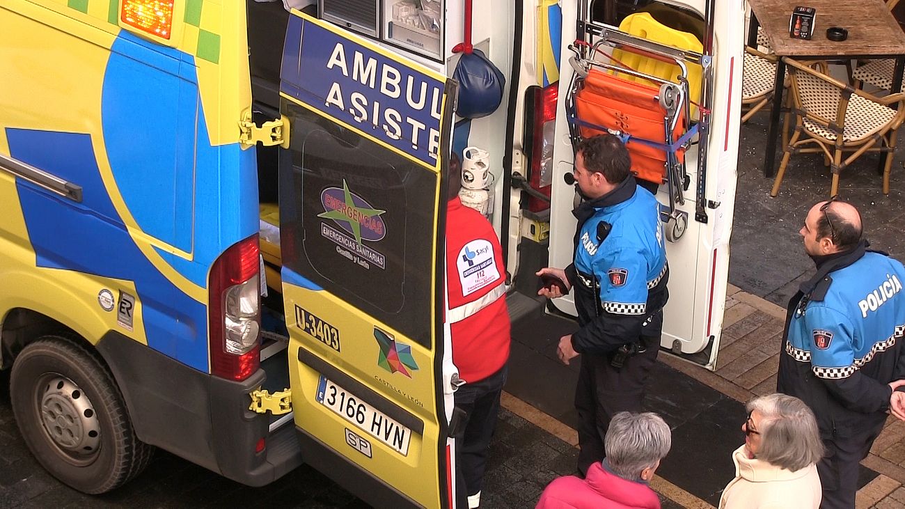 Imagen. Efectivos de Emergencias auxiliando a la mujer herida este jueves.